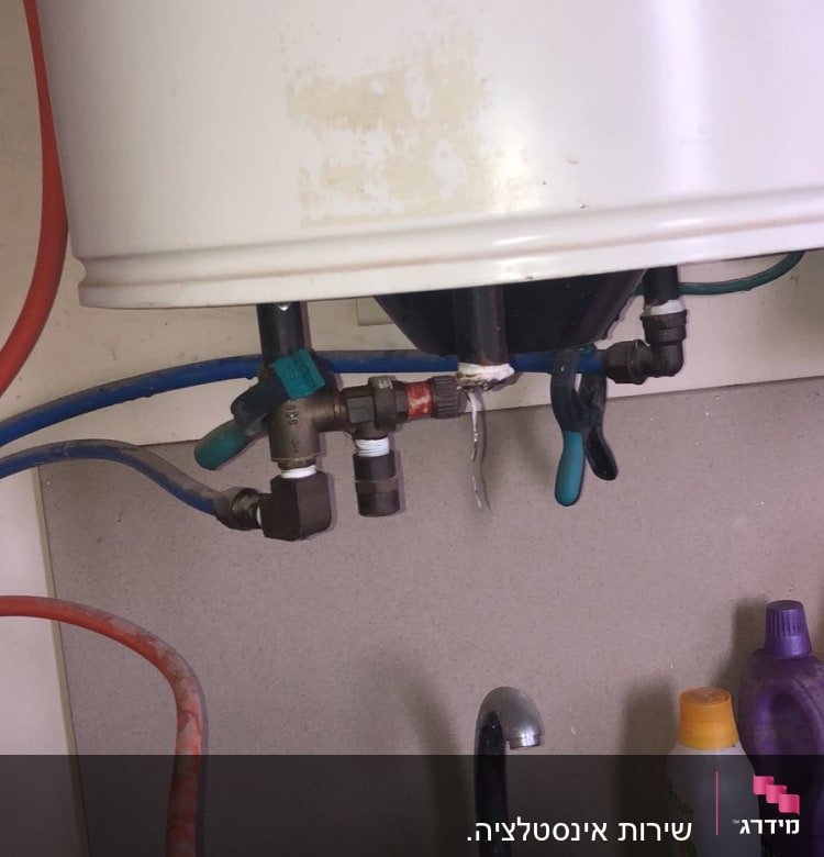 חיבורים וצינורות מתחת לדוד מים